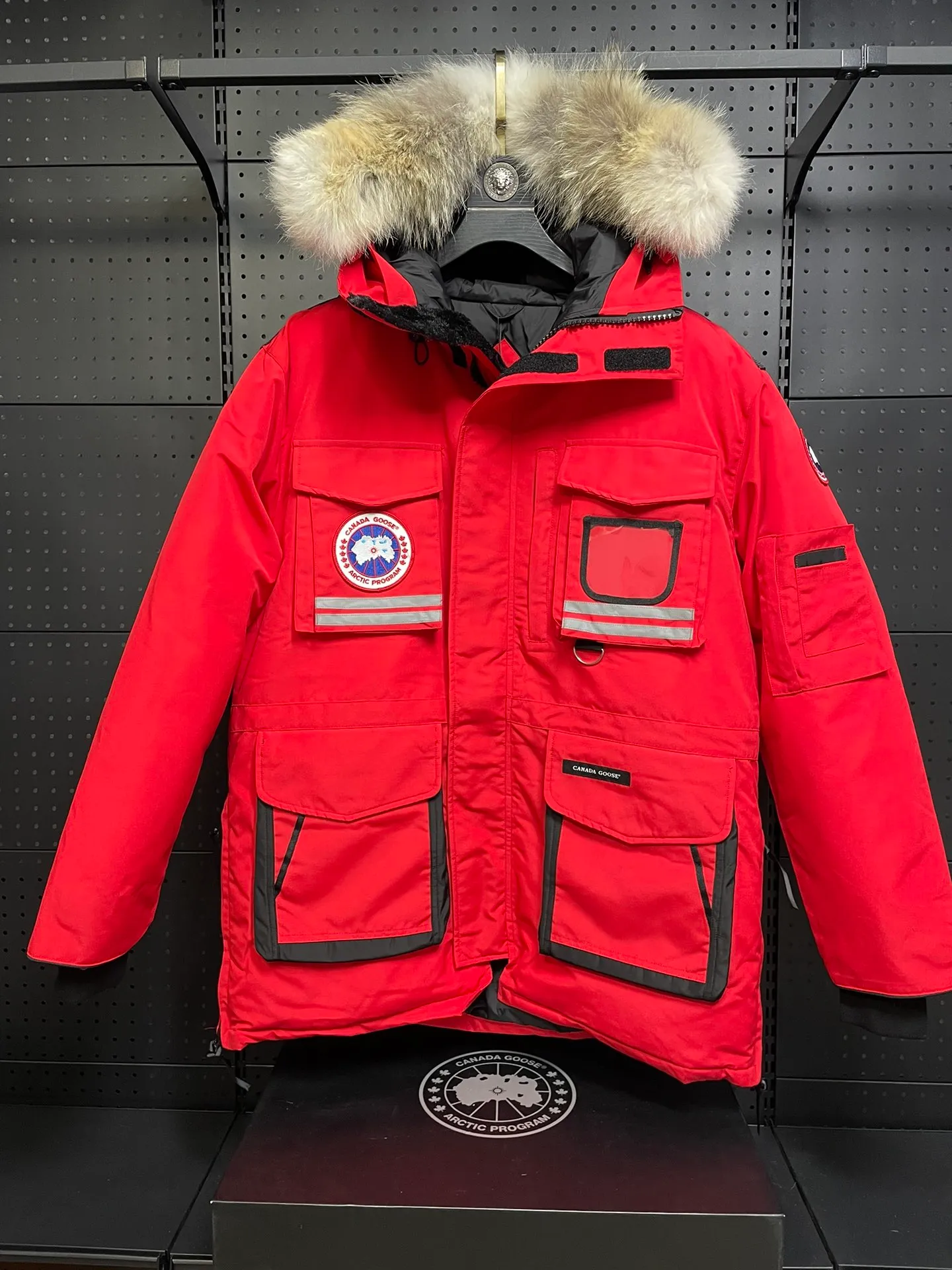 P1060 CANADA GOOES 🇨🇦ⒿⓅⓈ manufactures 10 models of snow curse men and women couples. Factory direct supply: supplying global purchasing agents, micro-business, entities, Tmall, high-end stalls and studio cooperation, free shipping! There are 10 types of Canada Goose Snow Mantra parkas for men and women, the Rolls-Royce of down jackets. ➖ Industry-leading anti-counterfeiting chip sensing. ➖ Imported Behringer embroidery machines and customized embroidery labels, the highest level and industry leading. ➖ Imported Korean 21-count polyester-cotton blended original fabric, TC85 waterproof coated fabric, water-repellent, windproof and wear-resistant. ➖ The new national standard 90 white duck down has an average down filling of 300 grams. The amount of down filling is industry-leading. ➖ 100% nylon lining with double double-layer sealing design to prevent velvet running, and seamless thread design on the cuffs! ➖ Yoshida YKK provides original factory-customized electroplated sliders. YKK two-way lockable zippers are tight and smooth and do not peel off paint. ➖ 3M composite Velcro is durable and the accessories and hardware are all custom-made. Note: Our copywriting is only simple and clear. Instead of bragging about the copywriting, it is better to compare and understand with samples. Only for the purest goose, the most dedicated, the most professional, the highest quality, the highest cost performance! SIZE:XS-XXL [with size chart]